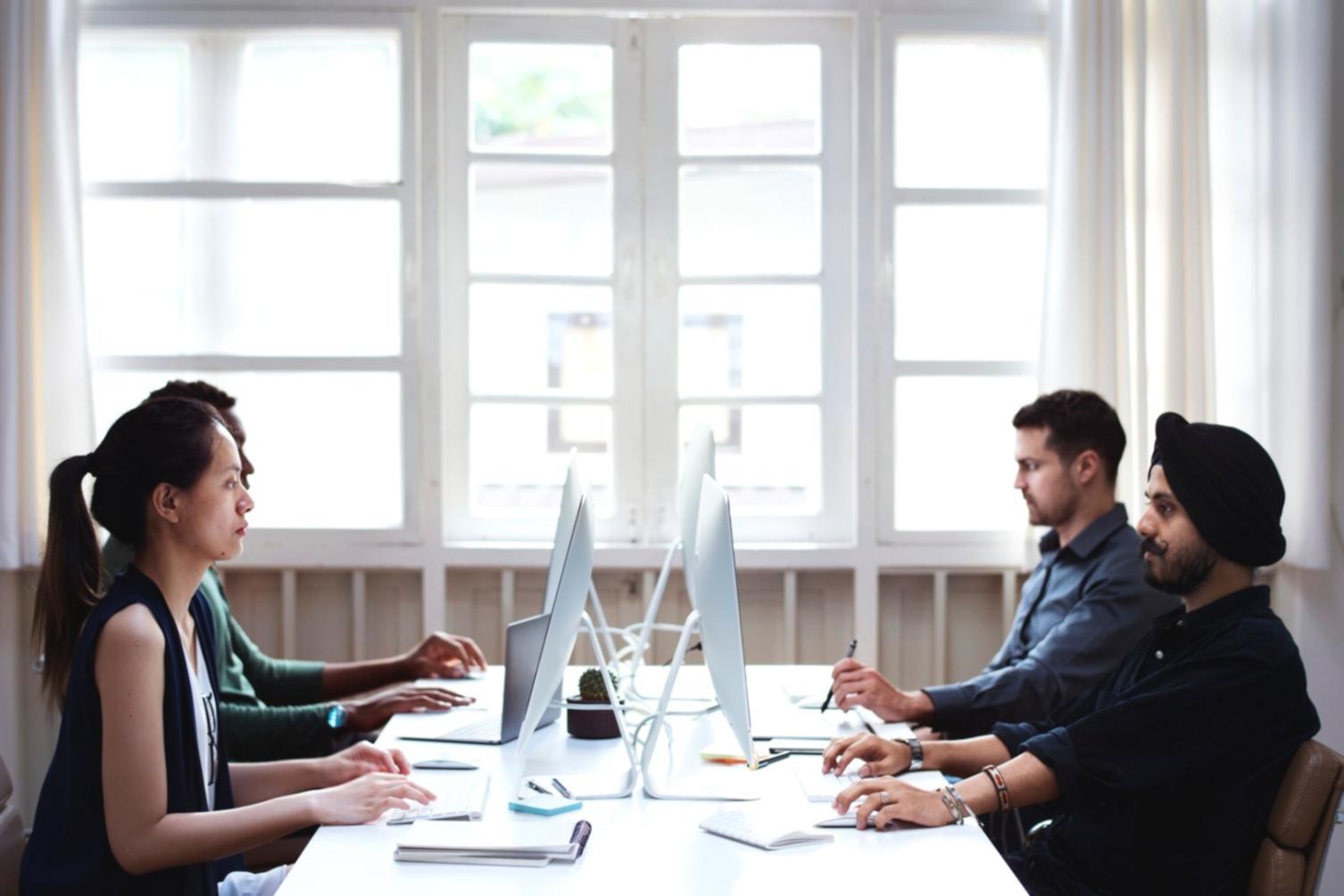 Tým Xelorivanta při práci na analýze dat v moderní kanceláři v Plzni